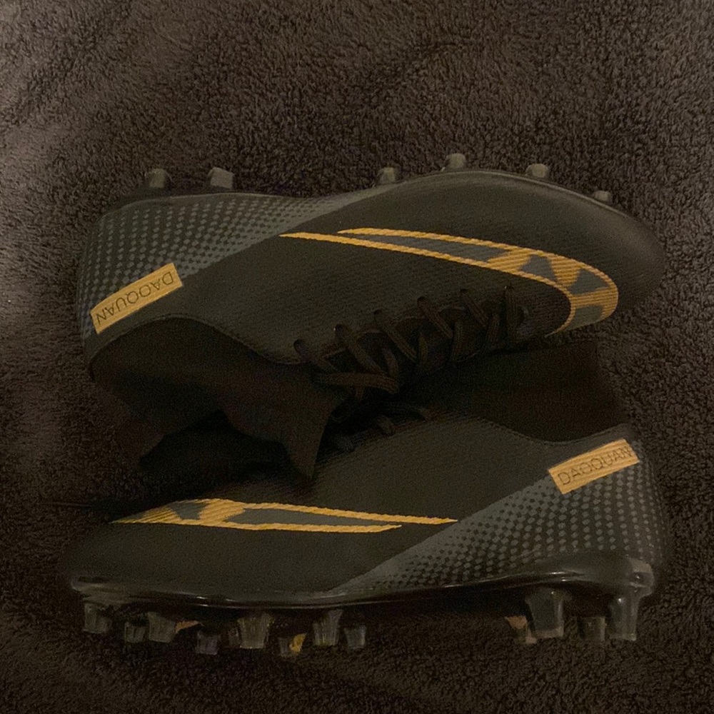 DAOQUANS! Black and gold.